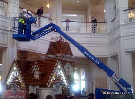 Grand-floridian-gingerbread-house-2011-2-1